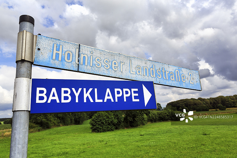 指示牌，带有“婴儿舱”、“婴儿窗口”、“危难援助”、“新生儿关怀”字样的指示牌，格吕克斯堡，石勒苏益格-荷尔斯泰因，德国图片素材