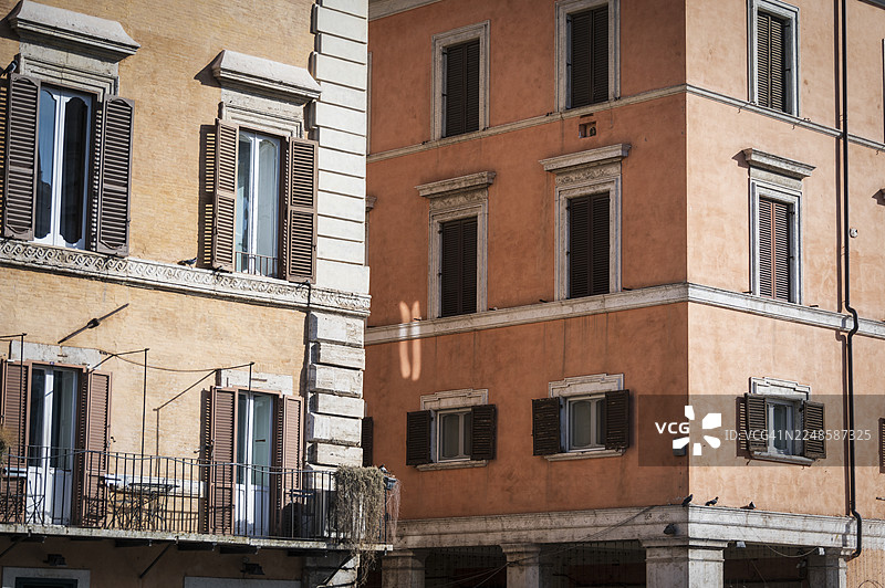 仰望罗马宏伟多彩的建筑图片素材