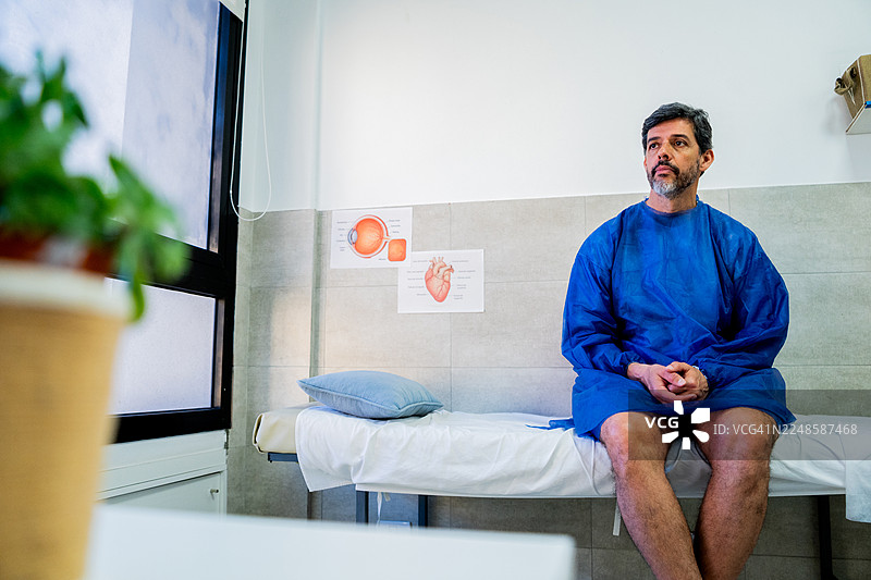 一位成熟的男性病人在医院里沉思图片素材
