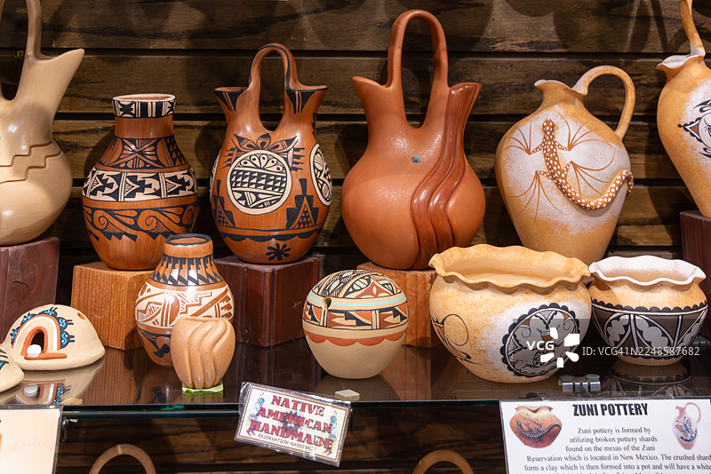 亚利桑那州贸易站展示的美国原住民手工陶器图片素材