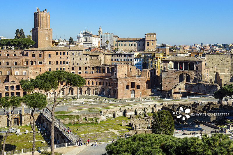 从罗马奎里纳尔山的高处看到的景象,前面是图拉真皇帝广场,后面左侧是图拉真市场和帝国广场博物馆。图片素材