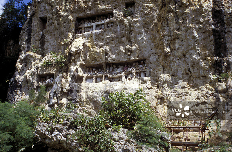 陶陶（雕像），印度尼西亚苏拉威西岛托拉查兰苏亚雅皇家陵墓的岩石墓前图片素材