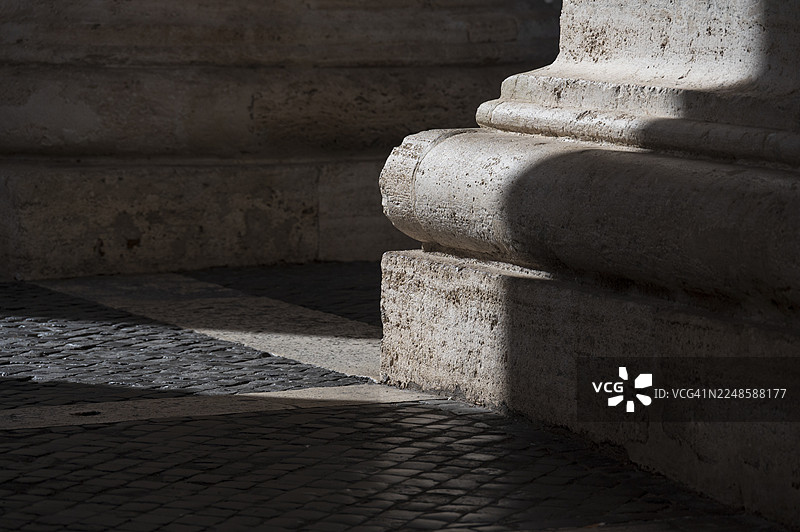 罗马建筑的高耸柱子图片素材