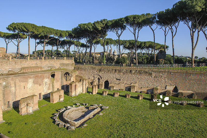 俯瞰罗马帕拉蒂尼山多米提安皇帝古罗马历史遗迹帕拉蒂尼体育场马蹄形竞技场的一部分,左侧有新月形小喷泉图片素材