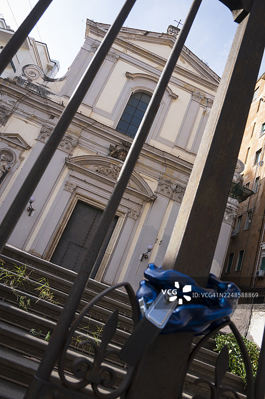 锁着的门、挂锁和教堂建筑图片素材