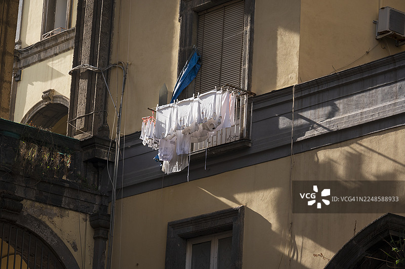那不勒斯的居民楼阳台上晾晒的衣物图片素材