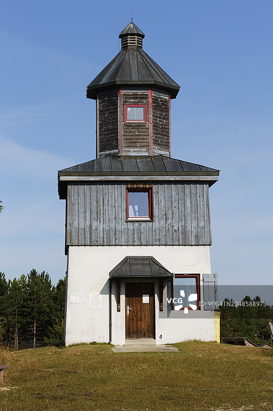 施泰嫩贝格塔，曾用于军事目的的瞭望塔，位于前博廷根军事训练区，斯瓦比亚汝拉生物圈保护区，巴登-符腾堡州，德国图片素材