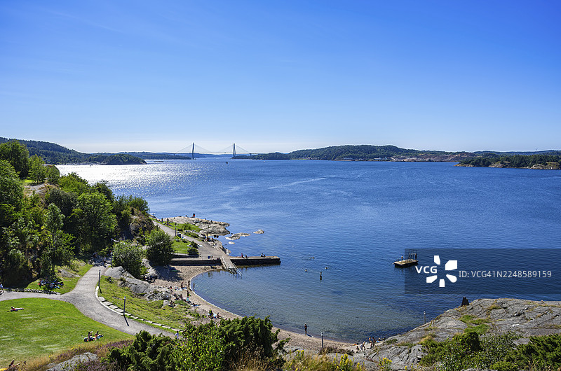 俯瞰海滨长廊，远眺瑞典博胡斯兰省延雪平省延雪平市的乌德瓦拉桥（Uddevallabron）图片素材
