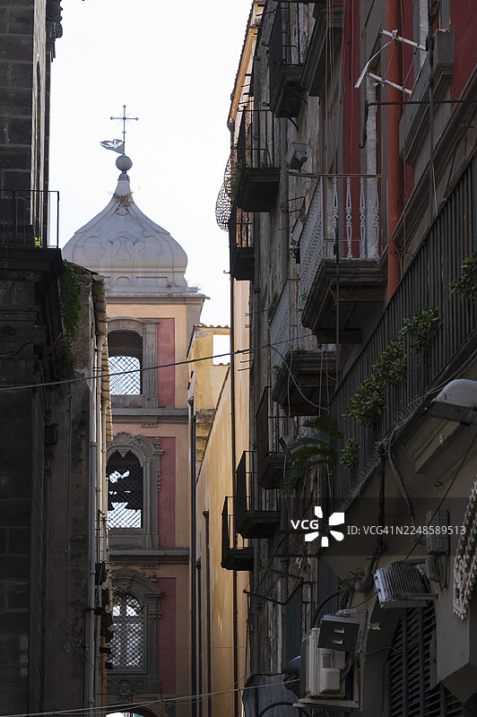 那不勒斯色彩鲜艳但饱经风霜的住宅楼和教堂塔楼图片素材