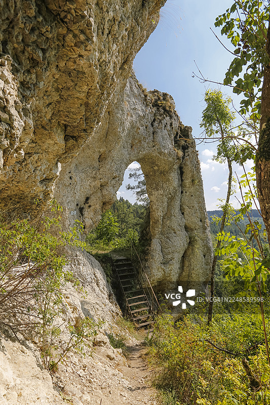 特费尔斯托尔费尔森，侏罗纪岩石，门状突破，楼梯，甘默廷根和赫廷根之间的自然纪念碑，佐林根阿尔布，施瓦本阿尔卑斯山，巴登-符腾堡州，德国图片素材