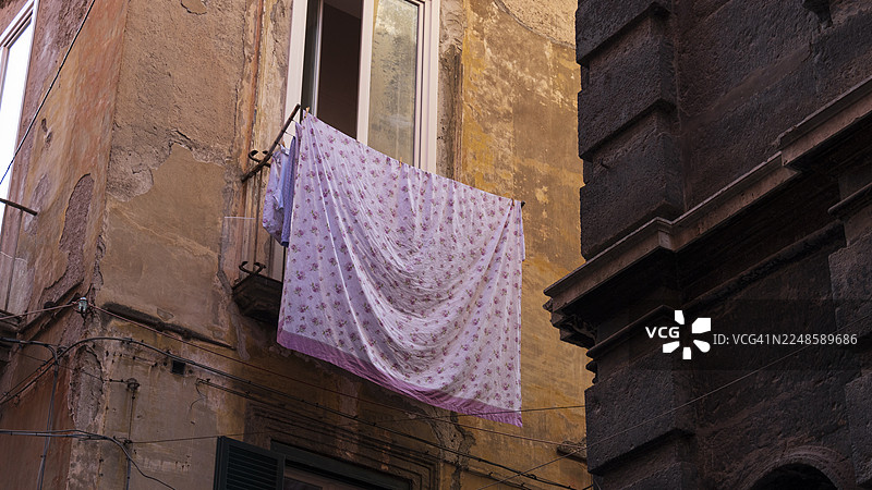 那不勒斯居民楼阳台上晾晒的衣物图片素材