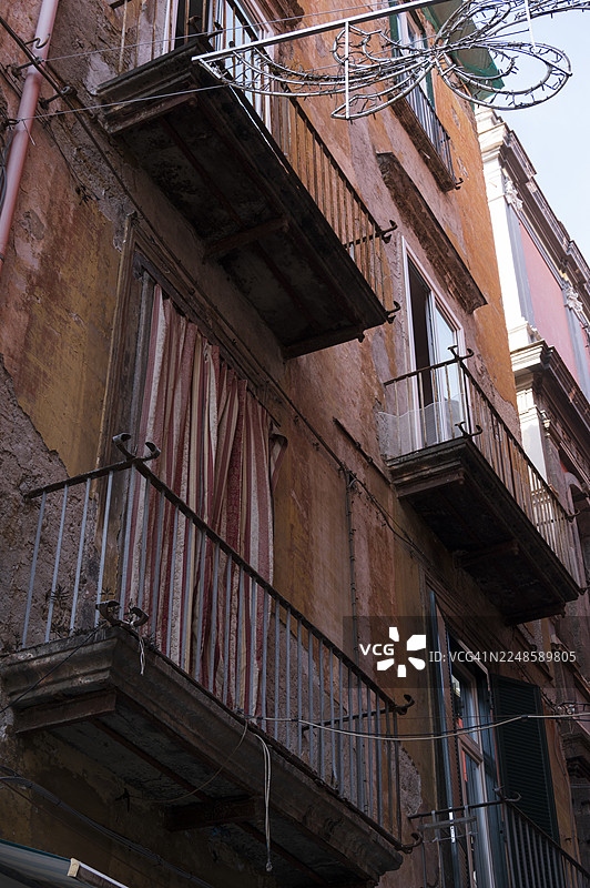 那不勒斯色彩鲜艳但状况糟糕的建筑图片素材