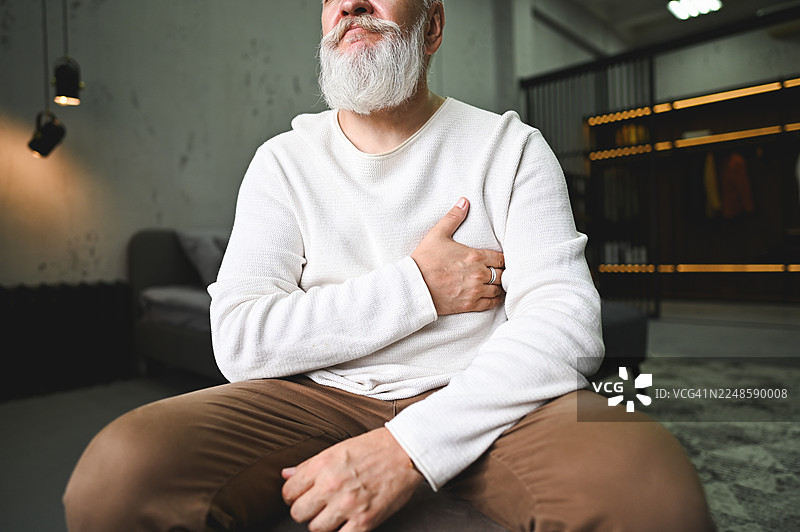 老年男性突发胸痛，疑似心脏病发作图片素材