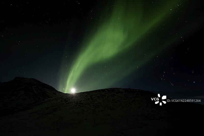 北极光，凯夫拉维克附近，环形公路，山脉，霜冻，冬季，寒冷，雪，夜晚，冰岛* 北极光，凯夫拉维克附近，环形公路，山脉，寒冷，雪，夜晚，冰岛图片素材