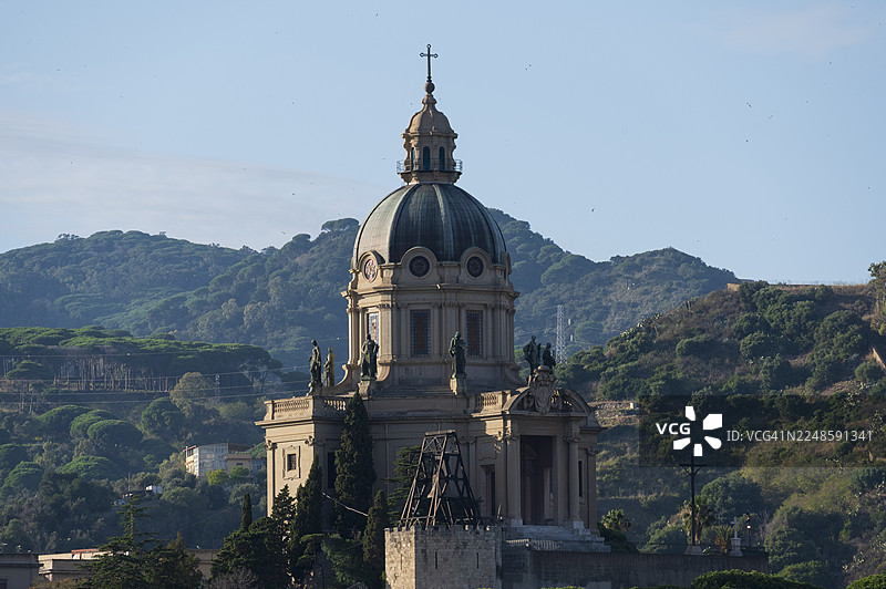 墨西拿城市天际线与教堂圆顶图片素材