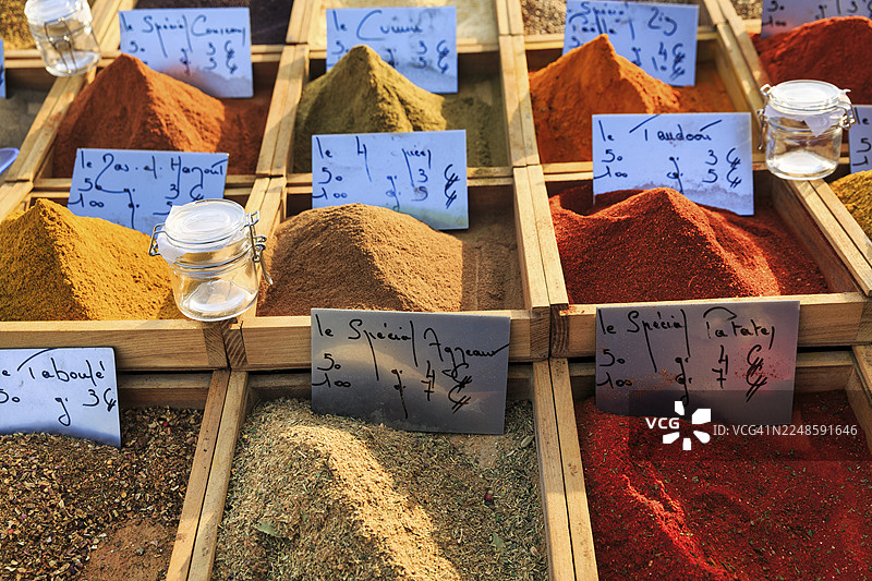 法国卡马格圣玛丽德拉梅尔集市上各种香料混合物图片素材