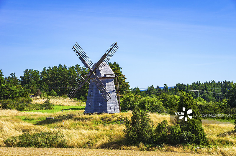 瑞典韦斯特曼兰省利德雪平市附近斯滕胡斯巴肯墓地和桑纳斯贝里村旁，一处史诗般的夏日风景中的历史风车图片素材