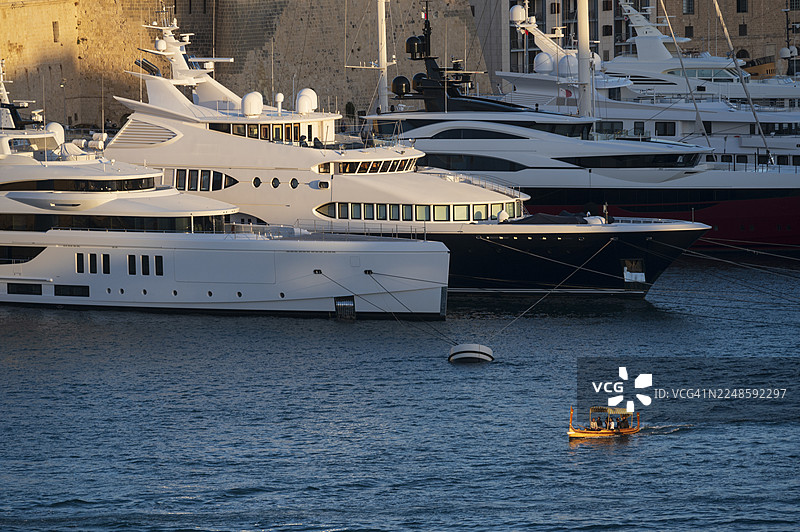 瓦莱塔港超级游艇图片素材