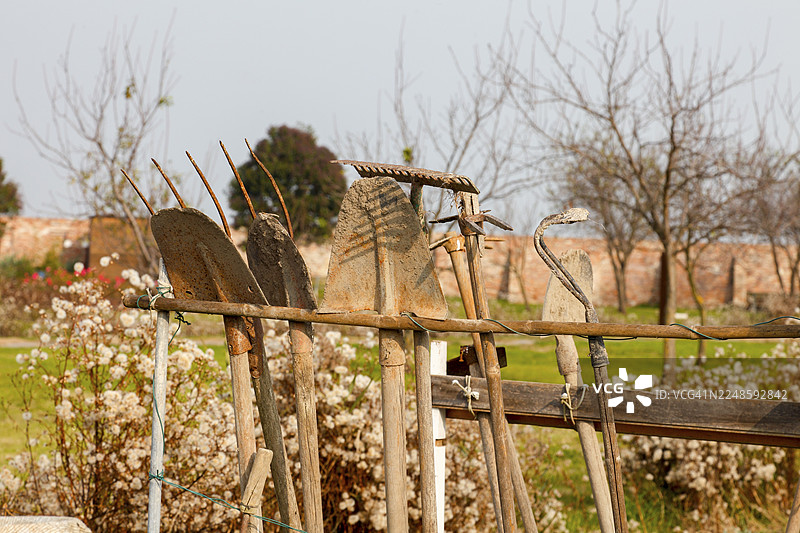 意大利威尼托大区马佐博罗岛的花园及园艺工具图片素材