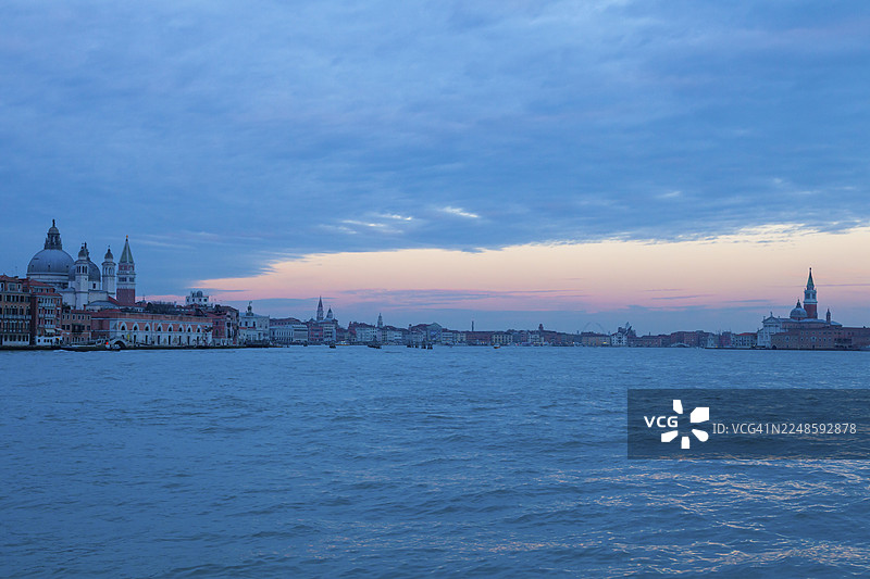 从朱德卡岛（多尔索杜罗区）望向威尼斯佐特列码头，意大利威尼托图片素材