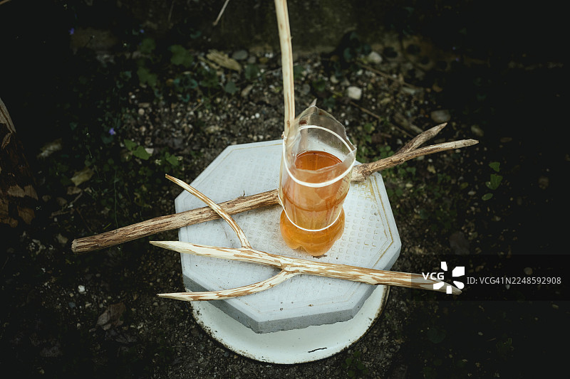 阿拉萨季赫。老神的祭坛，每年1月14日举行的异教仪式。地下是家族的酒桶，木棍的三叉代表肺（空气）、心脏（力量）和肝脏（生命），以及氏族一同举行仪式食用的肉。图片素材