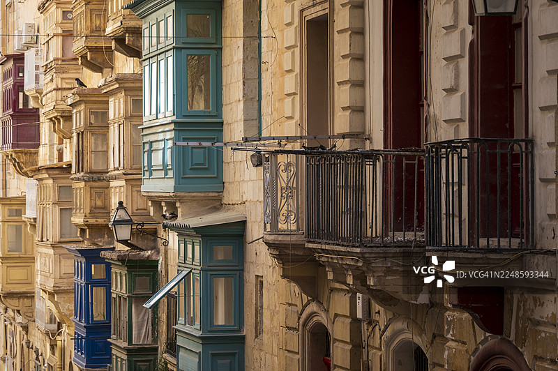 马耳他瓦莱塔明亮多彩的阳台。图片素材