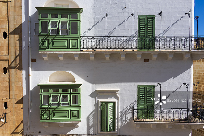 瓦莱塔色彩鲜艳的刷白建筑图片素材