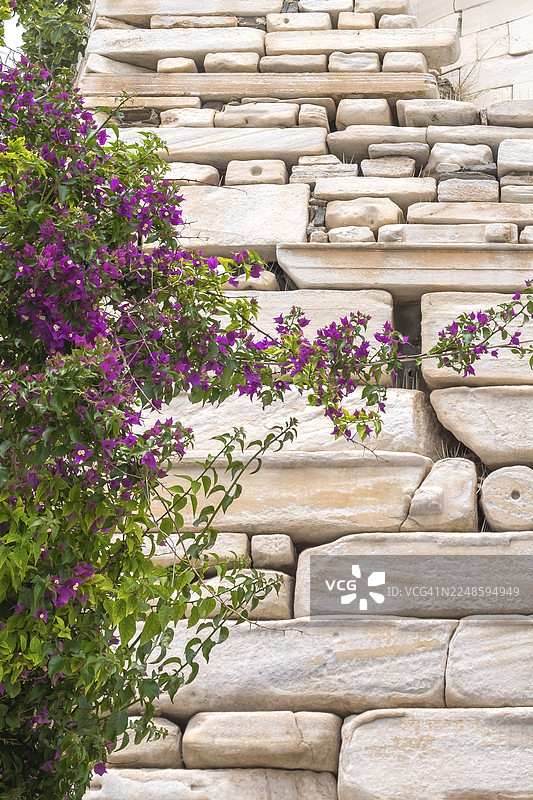 希腊帕罗斯岛帕里基亚，雅典娜神庙大理石特写，1260年作为堡垒的一部分被组装起来图片素材