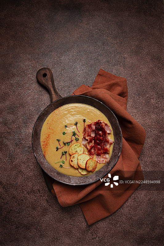 南瓜奶油汤、咖喱、炸培根、布鲁斯凯塔薯片、微蔬菜，俯视角度，无人图片素材