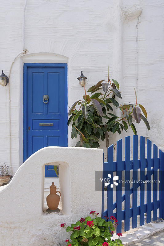希腊基克拉泽斯群岛帕罗斯岛莱夫克斯山村带蓝色前门的房屋图片素材