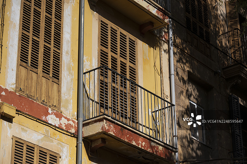 帕尔马色彩斑斓、饱经风霜的建筑图片素材