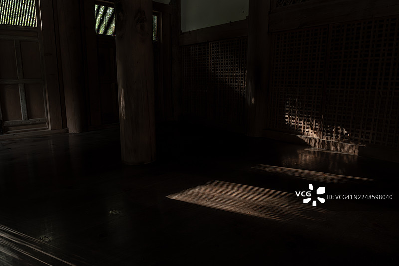 阳光透过日本传统建筑，在深色木地板上投下光影图案，日本图片素材