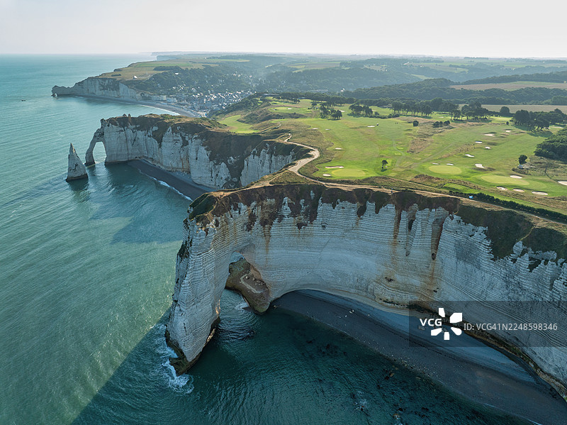法国埃特勒塔标志性的白色粉笔悬崖的俯瞰航拍图，拥有天然拱门和俯瞰大海的高尔夫球场图片素材