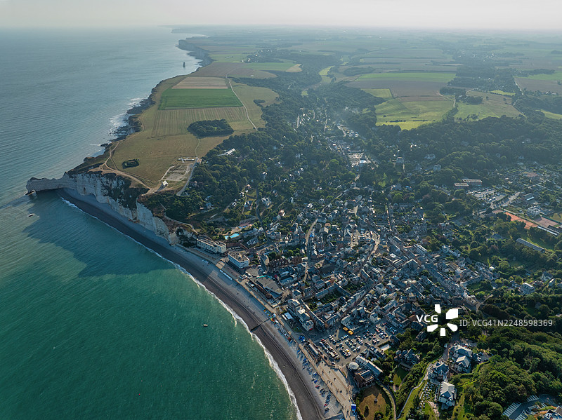 法国诺曼底埃特尔塔海滨小镇和悬崖的鸟瞰图，天空晴朗，海景与乡村风光尽收眼底图片素材