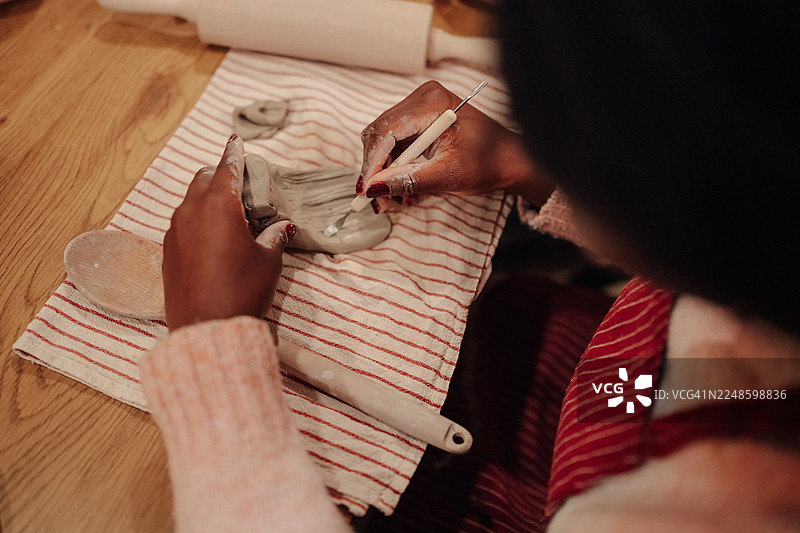 女性在工作室制作陶艺，手工制作陶器图片素材