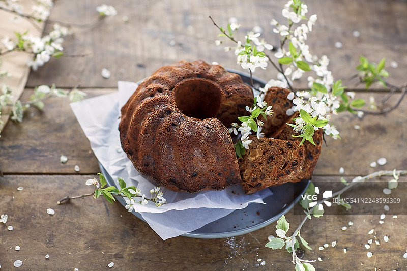 浸泡在伯爵茶中的无籽葡萄干蛋糕图片素材