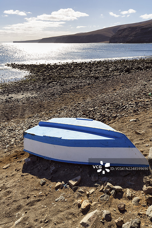 海滩上的船，海岸线，普拉亚凯马达，亚伊萨，兰萨罗特，西班牙图片素材