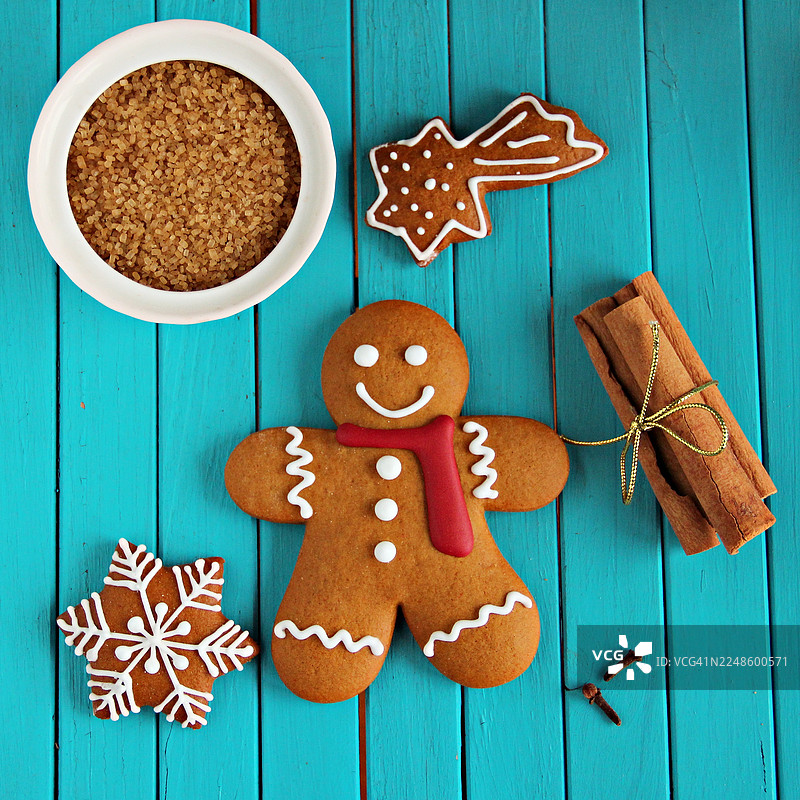 姜饼搭配节日香料，放在绿松石桌上图片素材
