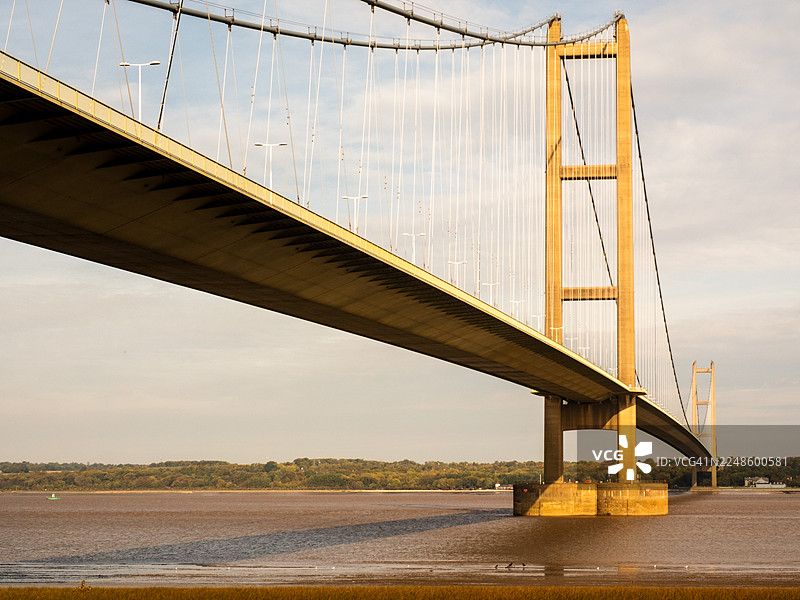 英国赫斯尔，横跨亨伯河口的亨伯桥在日落时分，亨伯桥乡村公园图片素材