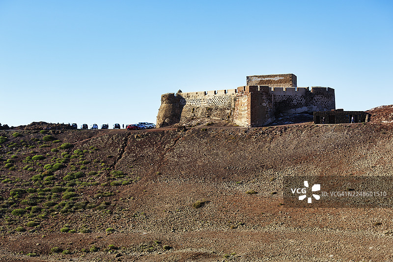 西班牙兰萨罗特岛，特吉塞附近，瓜纳派火山的火山口边缘的圣巴巴拉城堡图片素材