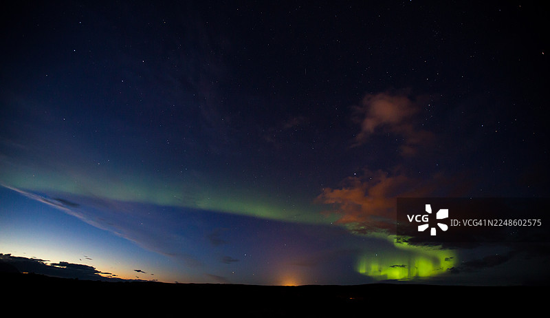 生机勃勃的北极光照亮了剪影般的夜空景观图片素材