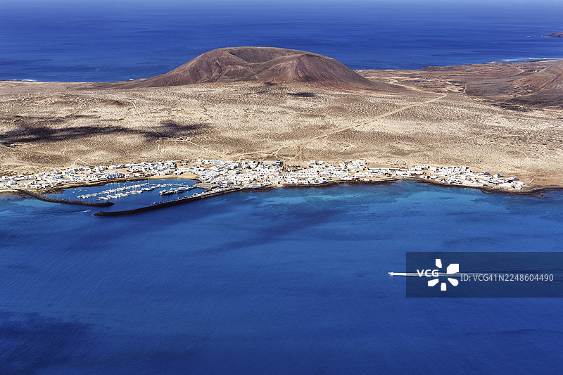 西班牙加那利群岛兰萨罗特奇尼霍群岛拉格拉西奥萨岛卡莱塔德尔塞博村的白色房屋景观图片素材