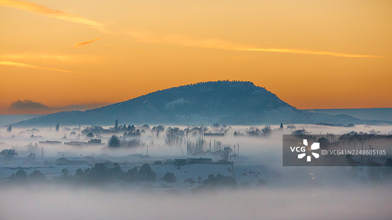 日落时分，远山与天空的风景，美国贝德福德镇图片素材