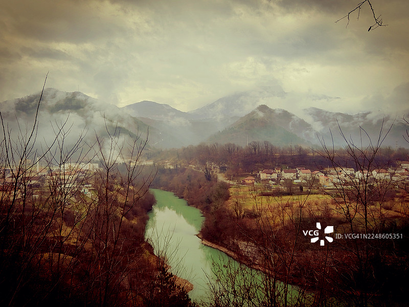 绿色的河流蜿蜒流过山谷，波斯尼亚和黑塞哥维那图片素材