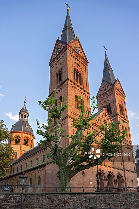 埃因哈德巴西利卡,圣马塞利努斯和圣彼得巴西利卡,一座新罗马式修道院教堂,在傍晚的红光中,位于德国黑森州塞尔根施塔特图片素材