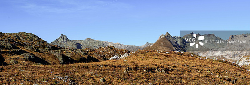 瑞士苏尔塞斯朱利耶山口，晴朗蓝天下落基山脉的全景，展现出广阔的自然美景和原始的荒野风光图片素材
