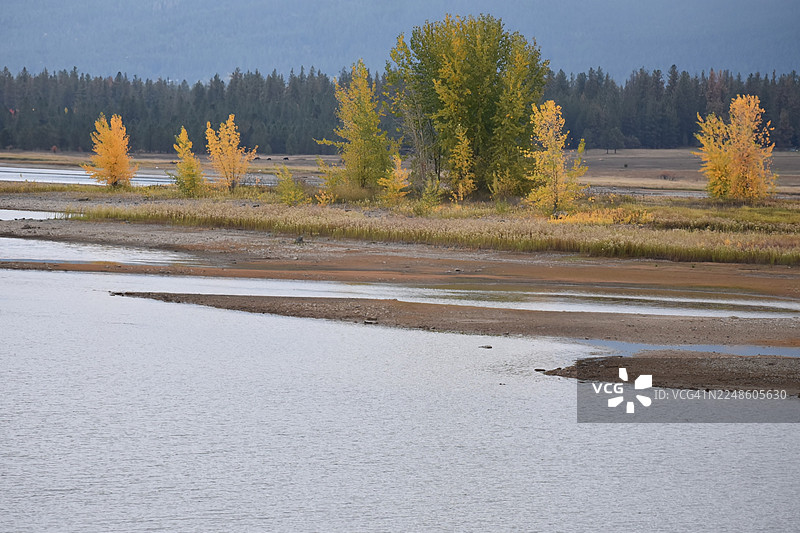 秋季湖泊与天空的风景，美国图片素材