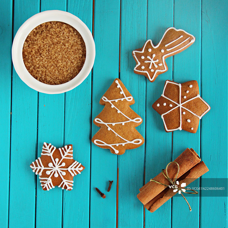 姜饼圣诞饼干配香料，放在绿松石色的桌子上图片素材