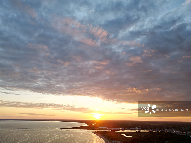 日落时分的帕尔努海滩图片素材