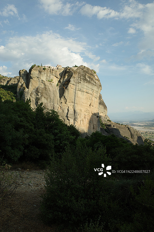 希腊特里卡拉卡拉巴卡玛丽亚，雄伟的米特奥拉修道院坐落在多云天空下的高耸岩石构造上图片素材